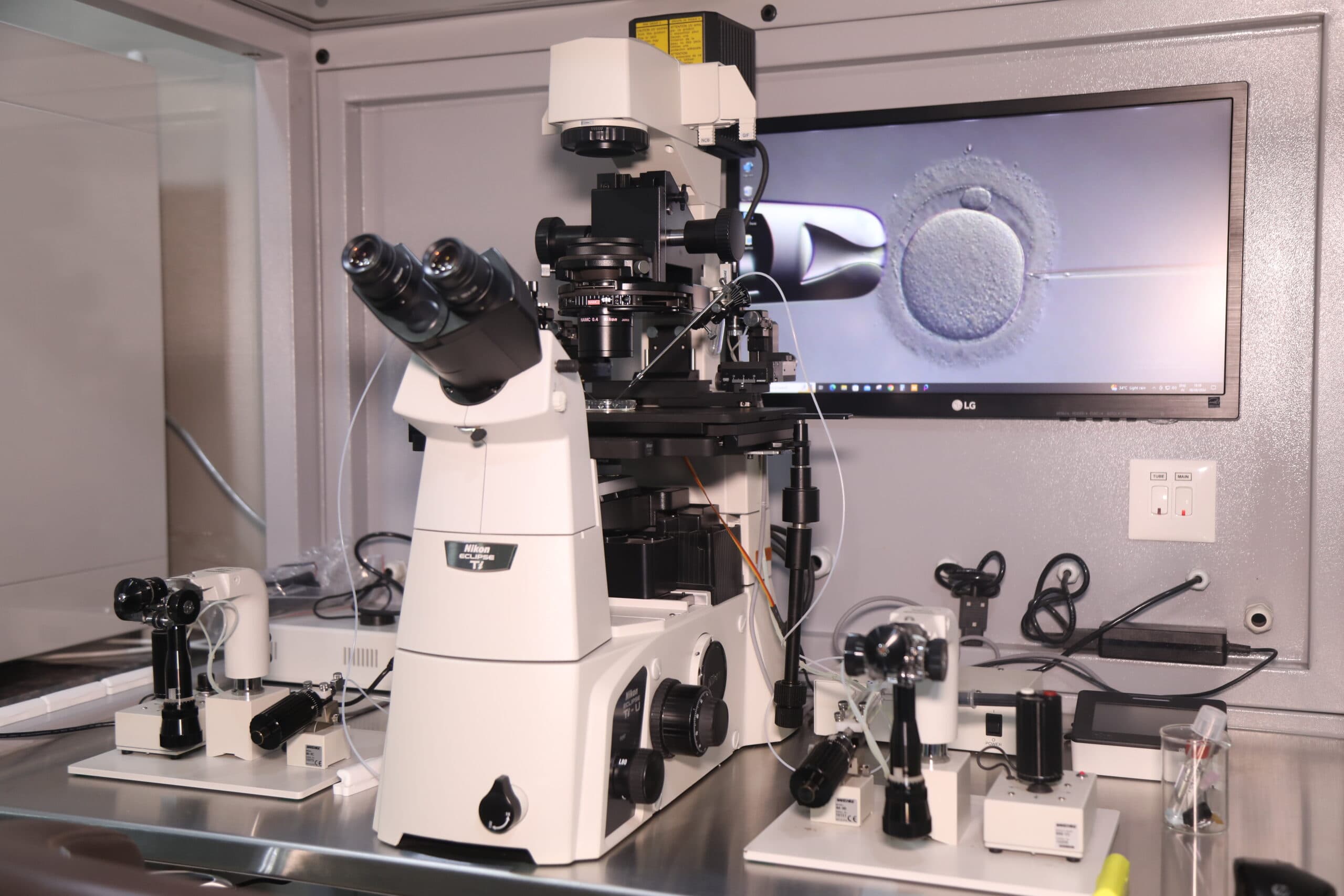 ICSI micromanipulation workstation in the MOM IVF embryology lab